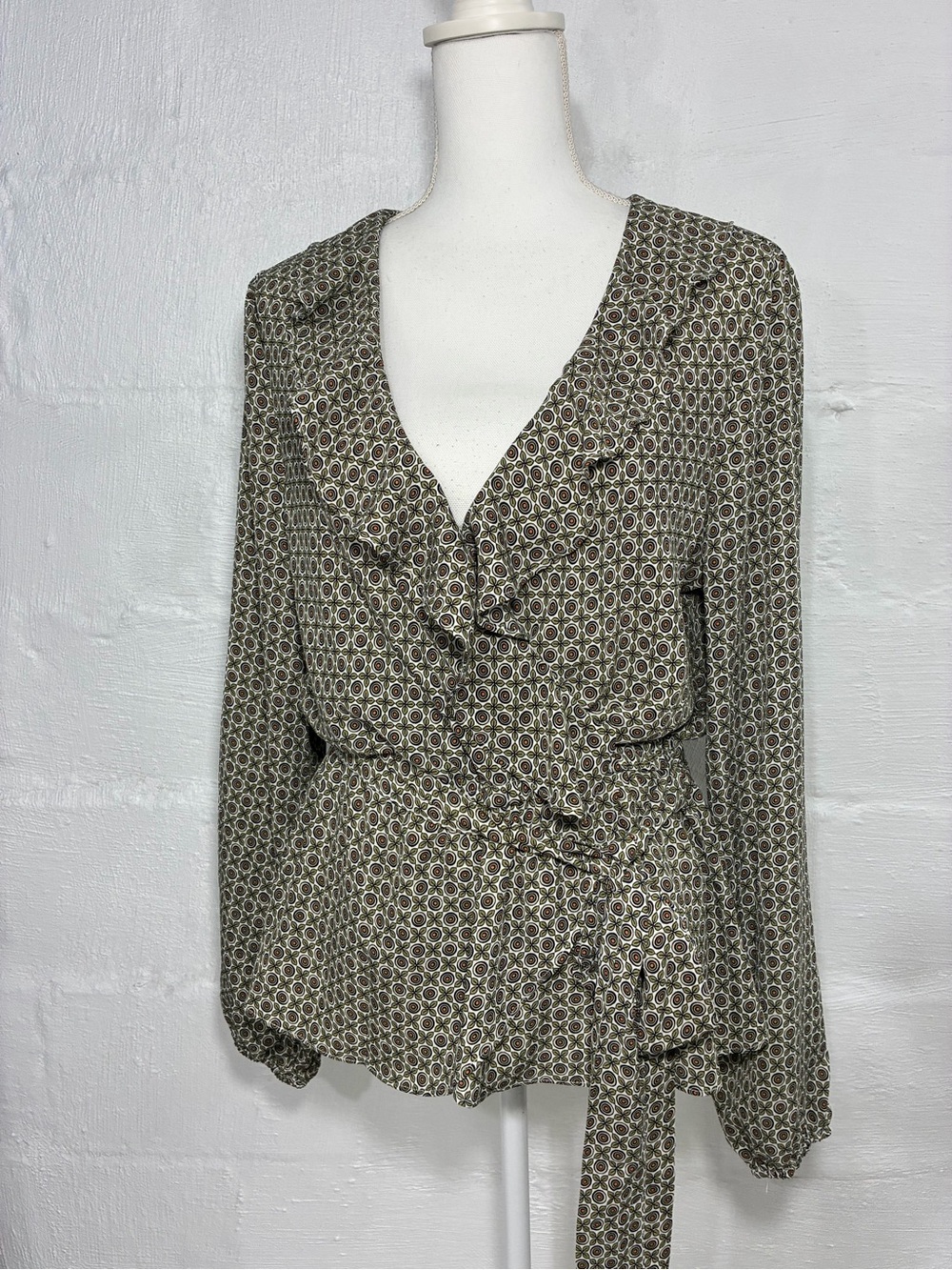 MAX STUDIO MEDALLION PRINT RUFFLE TOP - Picture 14 of 16